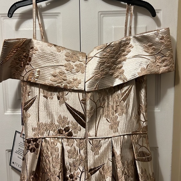 Formal cold shoulder gold dress ball gown - Picture 3 of 3